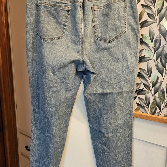 Chico's Light Blue So Slimming Girlfriend Slim Leg Jeans - Picture 2 of 5